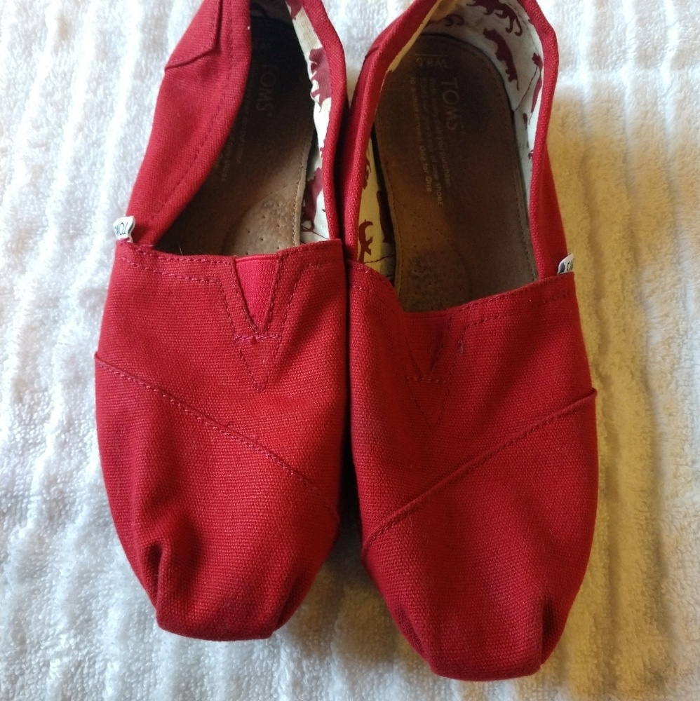 Tom's flats! Red! Gently loved ❤️. 8.5W.